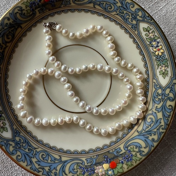 Vintage Freshwater Hand Knotted Pearls -Sterling Clasp - Picture 3 of 6